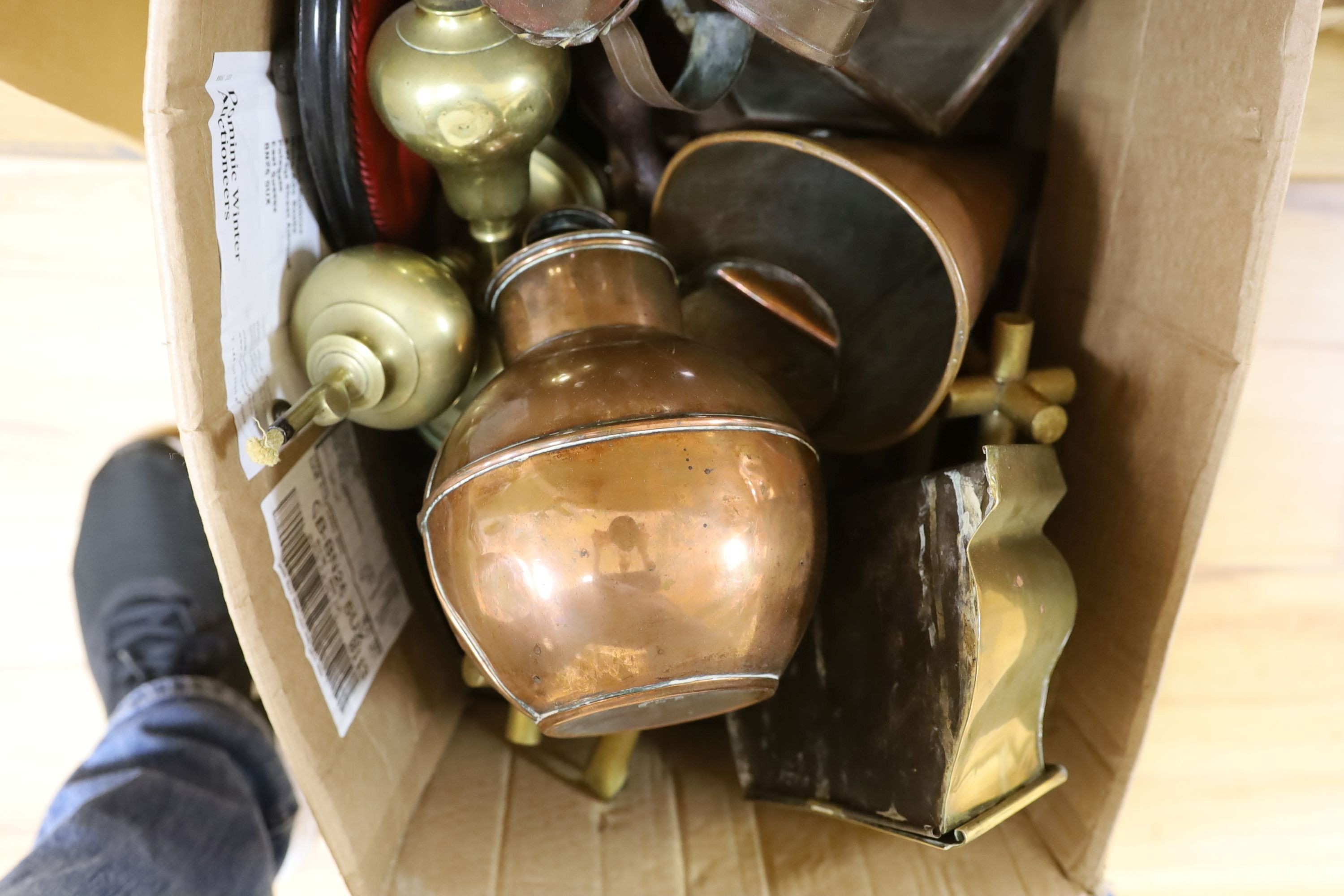 Assorted 19th century and later copper and brassware (1 box)